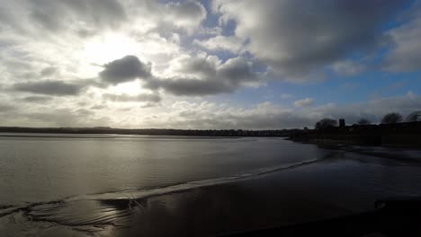 Amanecer-Reluciente-Río-Mersey-Estuario-Lapso-De-Tiempo-Nubes-Pasando-Sobre-El-Horizonte-De-La-Ciudad-De-Runcorn