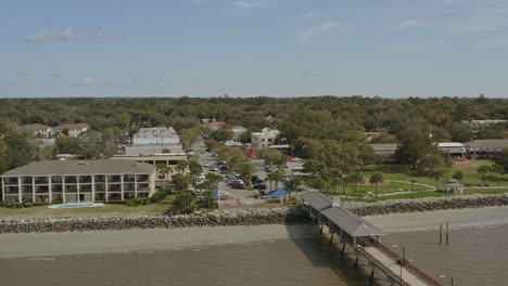 simons georgia aerial v11 tiro de olho de pássaro do cais e bairro à beira-mar - março 2020