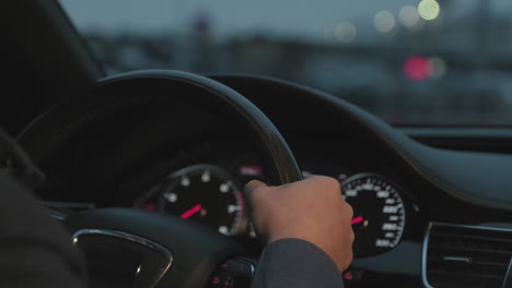 manos masculinas sosteniendo el volante