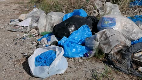 Bolsas-De-Plástico-Llenas-De-Basura-Tiradas-Al-Borde-De-La-Carretera.