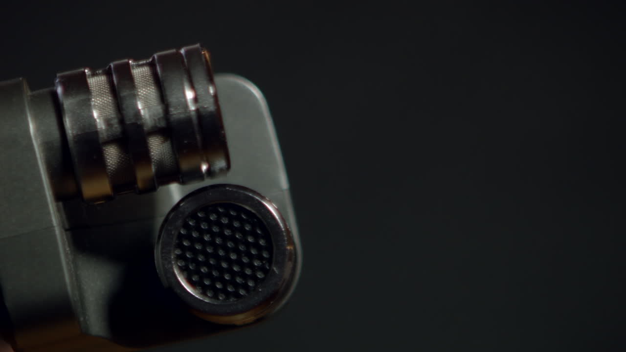 presionando el botón de grabación en una práctica grabadora digital