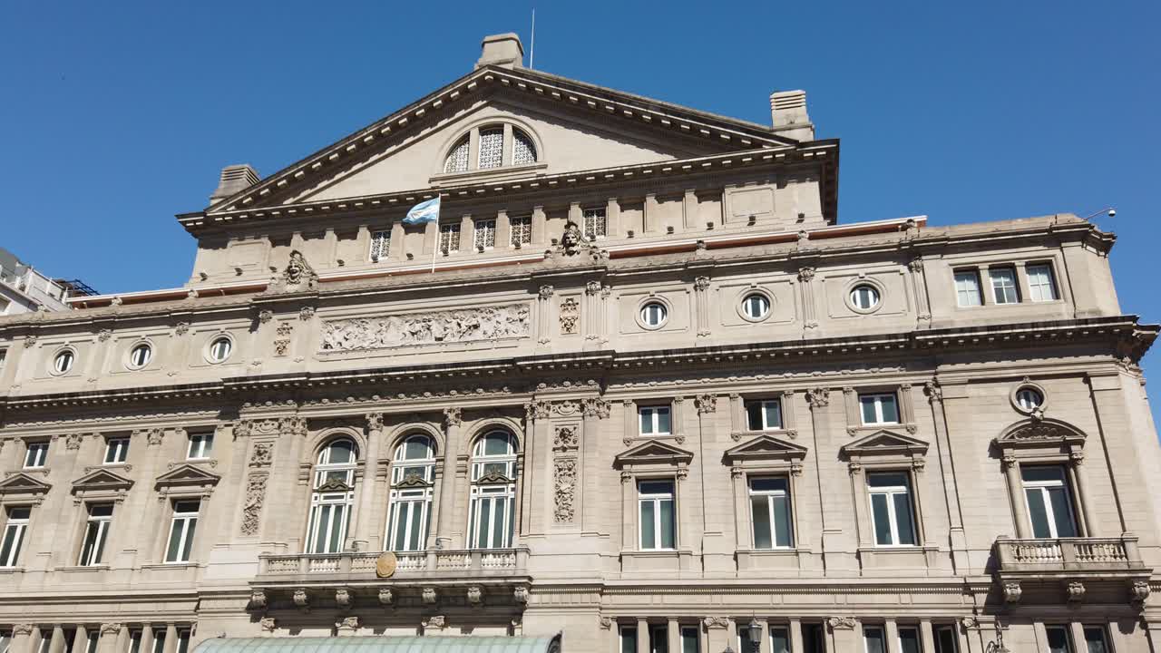 Panoramica sull'architettura classica ornata, facciata dello storico Teatro Colón di Buenos Aires.