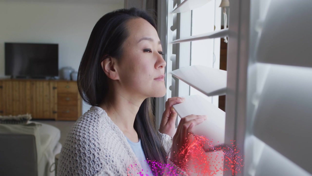 シャッターを開けて外を覗く女性。手の周りにはピンクと紫の渦が輝き、テックデモを表現。