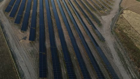 Drohnen-Anflug-Solarpanel-Farm-Basisstation-Mit-Photovoltaikanlage-Für-Die-Erzeugung-Sauberer,-Grüner,-Erneuerbarer-Energie