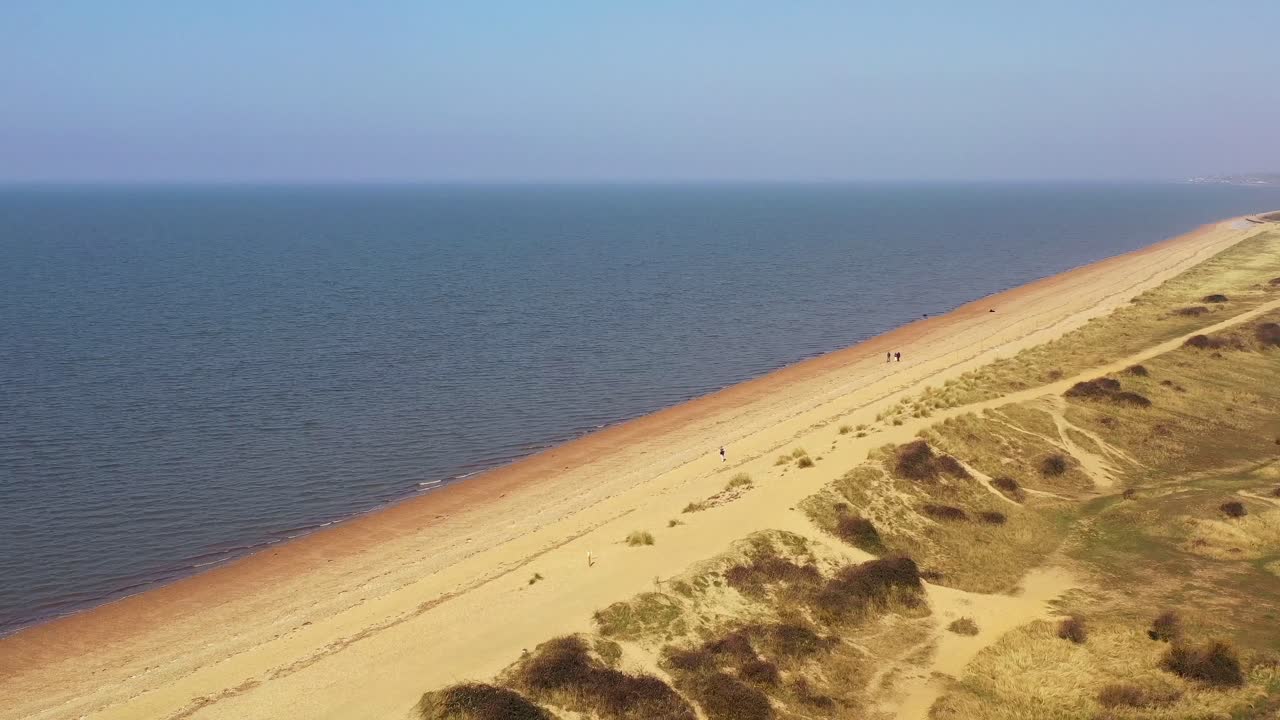 vista aérea de las dunas de arena, la playa y el mar de snettisham
