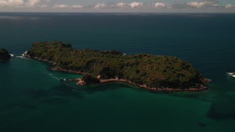 drone volador sobre una isla desierta