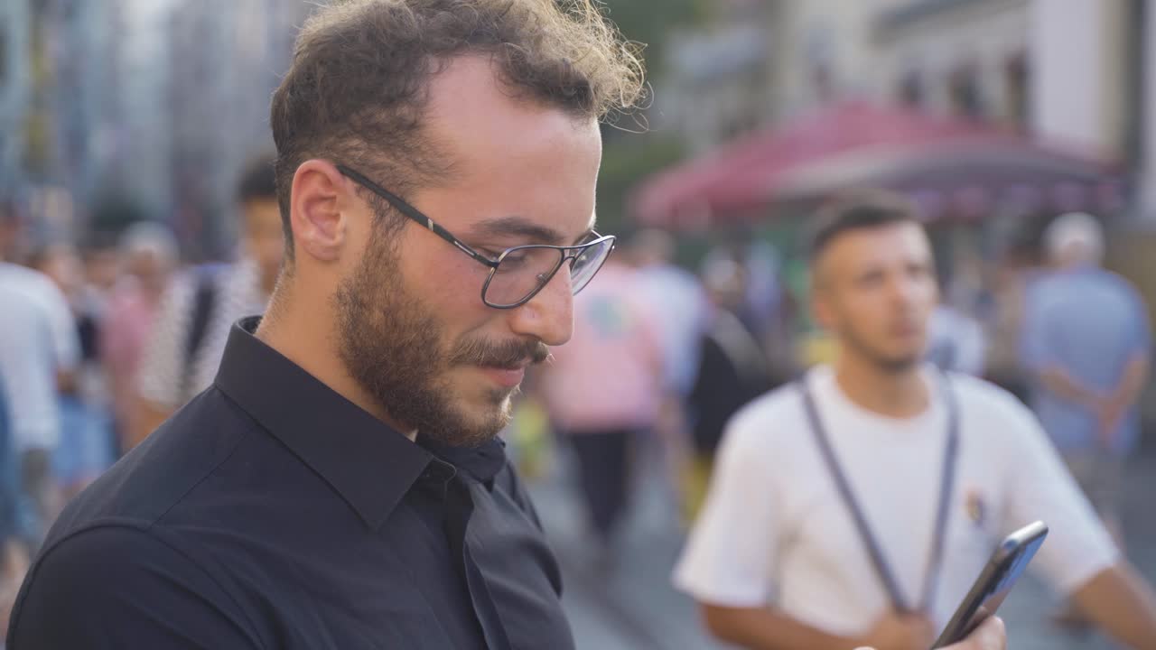 joven usando el teléfono en la multitud.