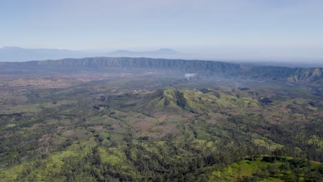 vista aérea de un paisaje idílico en la naturaleza con montañas en la distancia