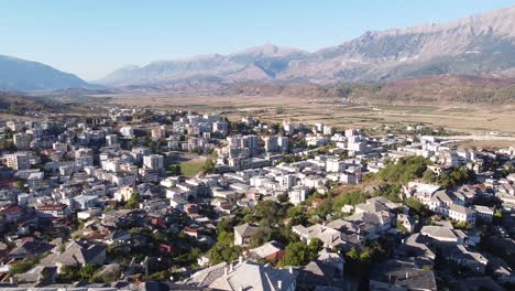 paisaje urbano de gjirokaster - vista aérea de drones de una de las ciudades más antiguas de albania