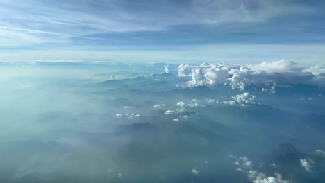 sobrevolando los alpes italianos cerca del lago maiore en dirección norte en una espléndida tarde de otoño