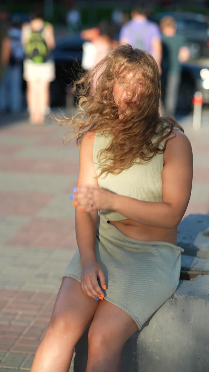 야외에서 휴식을 취하는 젊은 여성