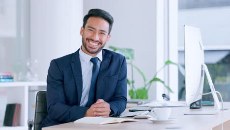 Hombre-De-Negocios-Escribiendo-Y-Navegando-En-Una-Computadora