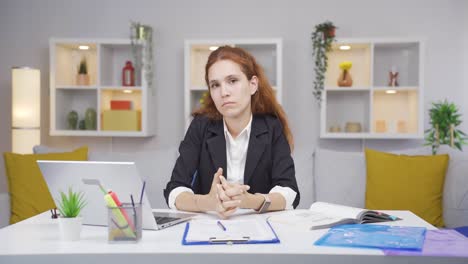 la mujer que trabaja desde casa se enoja, se siente ofendida y triste.