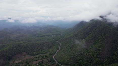 Straße,-Wald-Und-Dämmerung-Im-Sommer-In-Den-Bergen-In-Der-Provinz-Nan