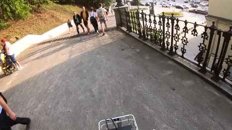 escena callejera de la ciudad con personas caminando