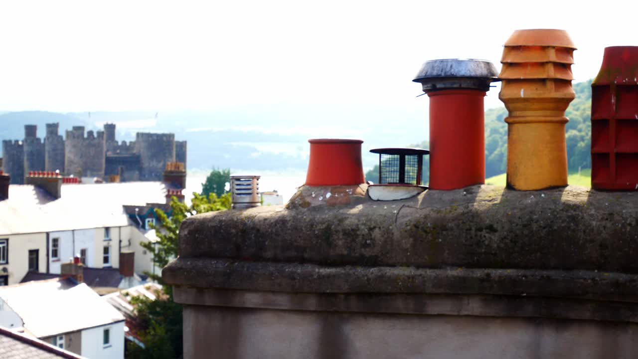 주거용 주택 옥상 굴뚝 콘위 성 거리 돌담 근접 촬영