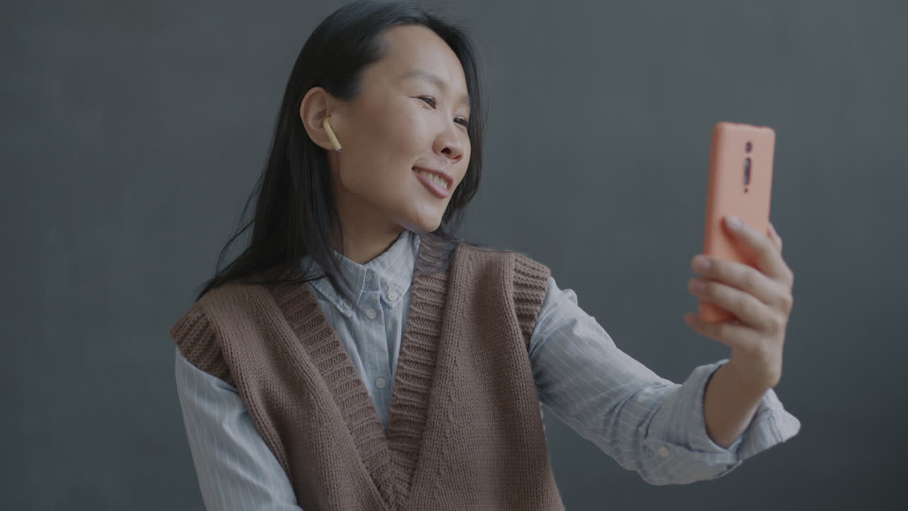 여성이 비디오 통화를 하고 있습니다.