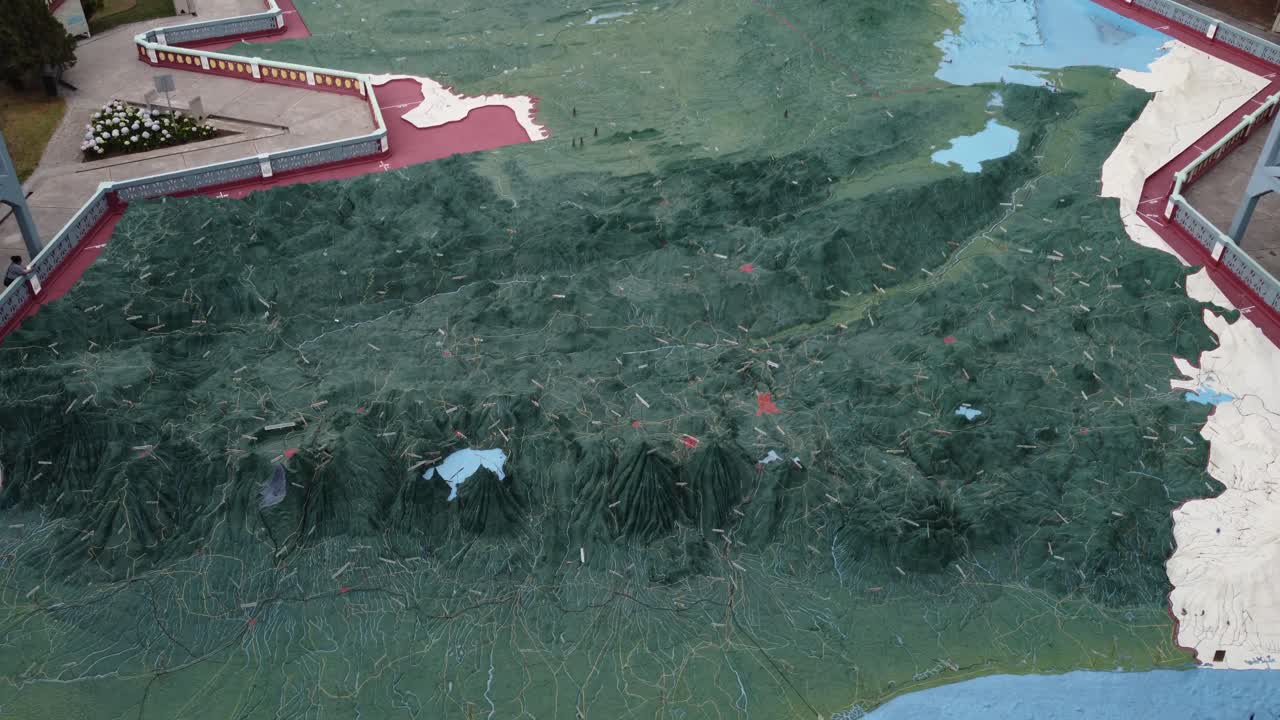 enorme mapa en relieve 3d de concreto de guatemala en el parque de la ciudad de guatemala
