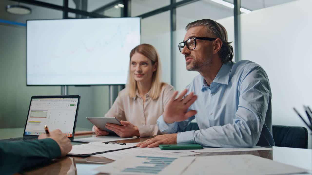 grupo de negocios tormenta de ideas reunión de cerca. hombre de negocios inspirado hablando