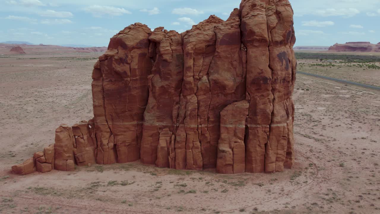 Luftfoto af eroderet klippeformation ved vej i Arizonas sydvestlige ørken