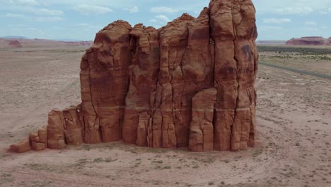 formación de roca erosionada acantilado por carretera en el desierto suroeste de arizona, aérea