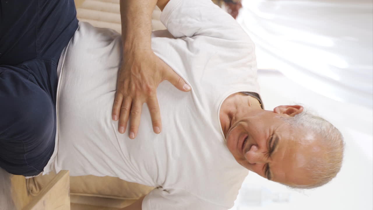 가 ⁇  압박감, 심장 문제의 수직 비디오.