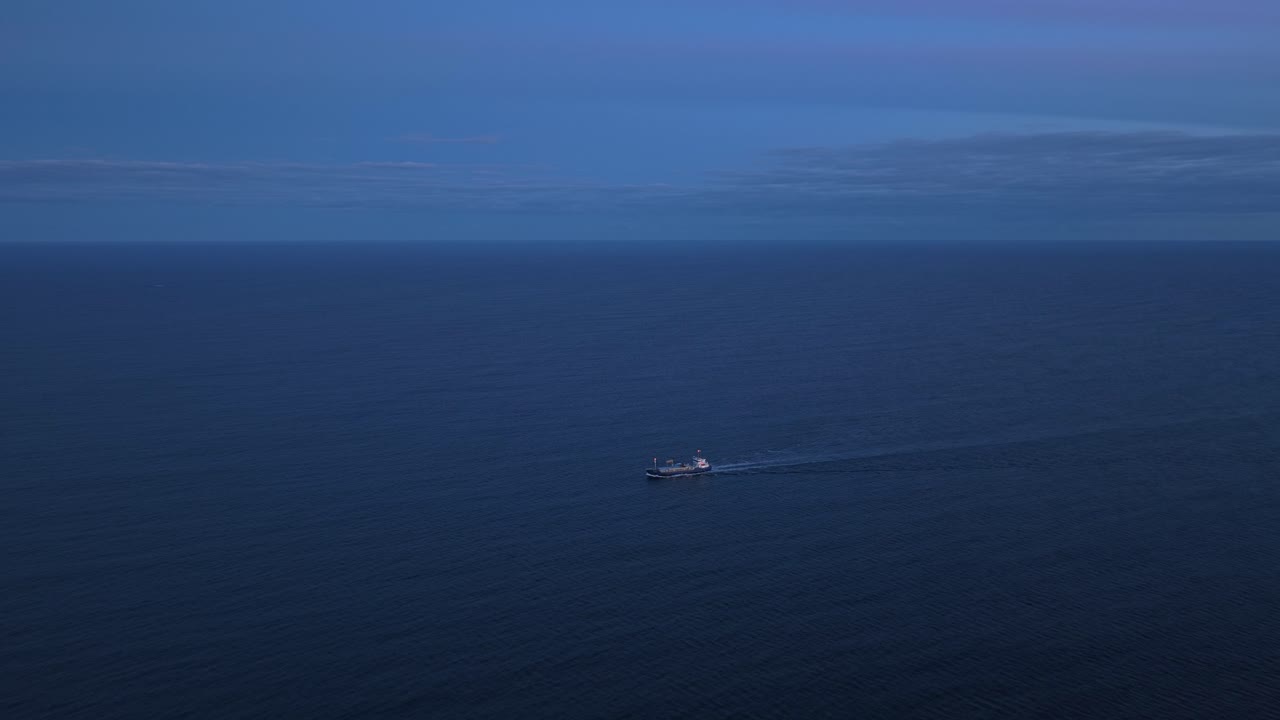 Grande nave da carico naviga in mare aperto all'alba vicino a Smola, Norvegia, vista da drone