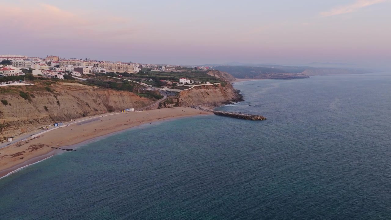 Costa di Ericeira che passa per Vila Galé Ericeira con viste panoramiche sull'Oceano Atlantico, scogliere aspre e la storica città costiera portoghese al tramonto.
