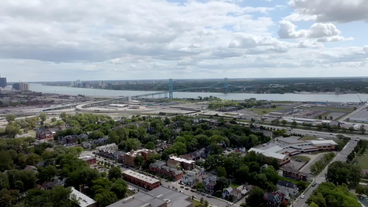Ambassador Bridge Detroitissa, Michiganissa etäisyydellä, kun dronevideo lähestyy.