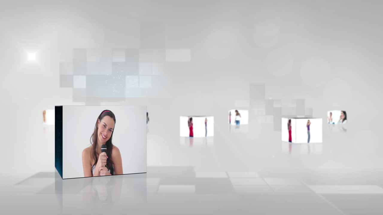 con pantallas que muestran mujeres bailando y cantando