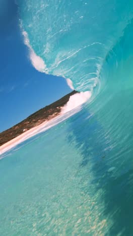 Una-Impresionante-Vista-Vertical-Submarina-De-Las-Olas-Rompiendo