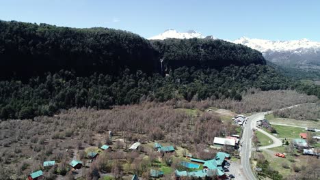 cámara lenta, imágenes de drones en 120 fps slog-2 en la ciudad montañosa de chillan en chile
