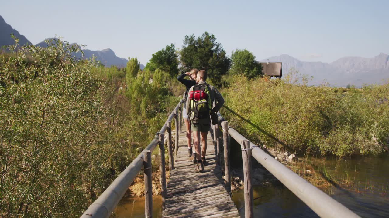 кавказская пара гуляет на природе.