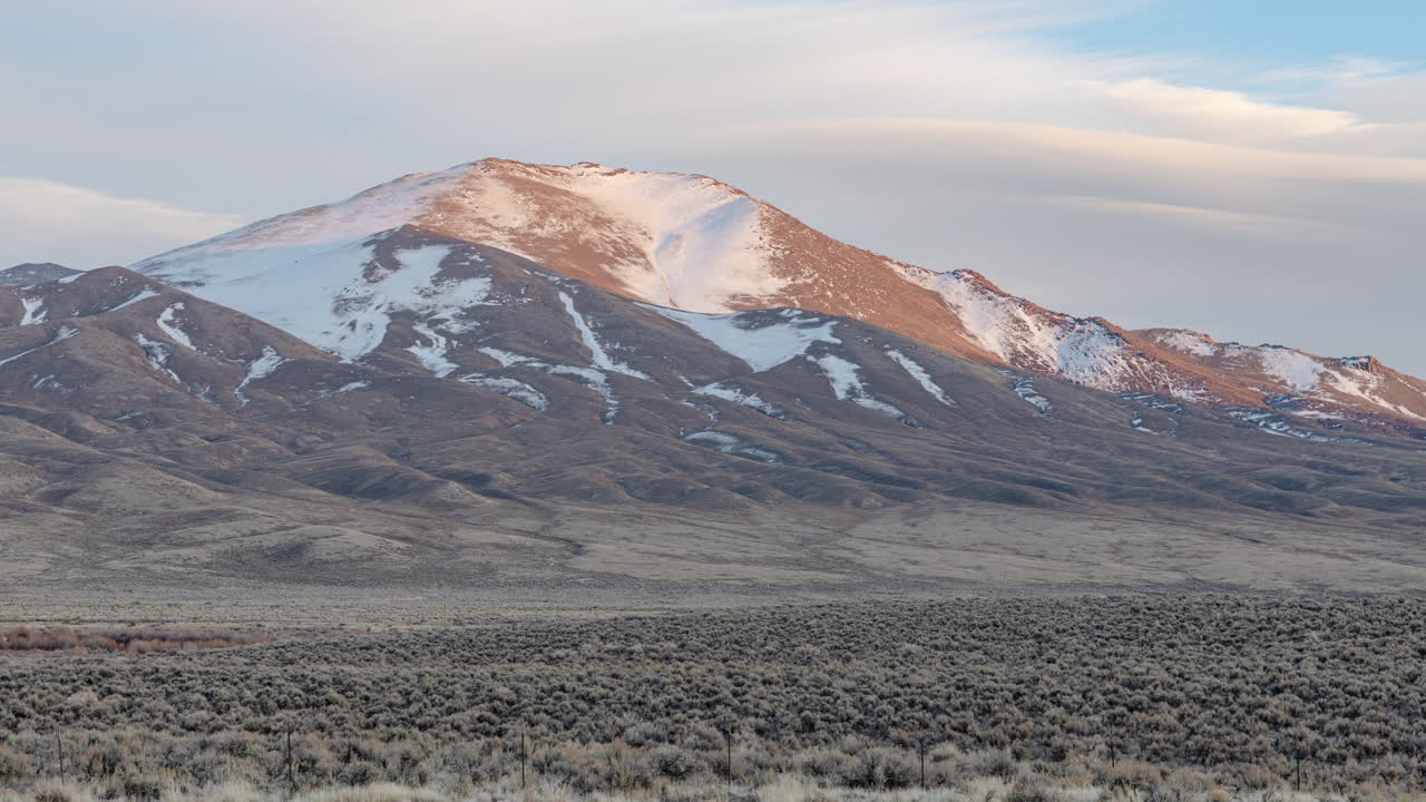 lapso de tiempo de la luz del atardecer en una ladera desértica abierta en el norte de nevada