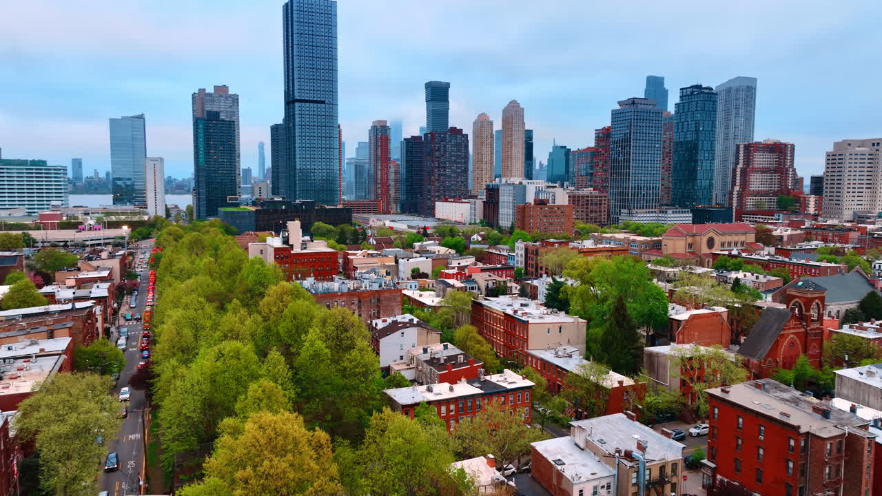 Jersey City, USA, 15. april 2026: Nabolag i Jersey City med trær langs gatene og høyhus. Nabolag i Jersey City med trebevokste gater, murhus, kirker og høyhus.