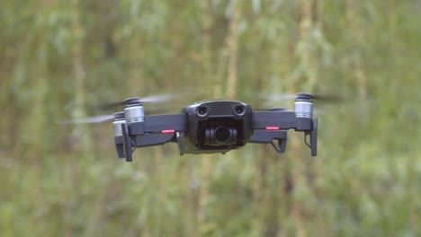el dron mavic air se enfoca lentamente y se detiene para flotar en el lugar