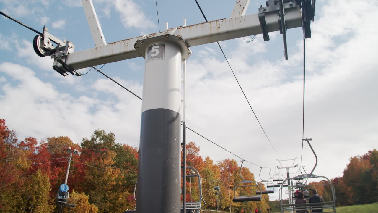 색 ⁇ 의 잎이 있는 산에서  ⁇ 은 가을 날