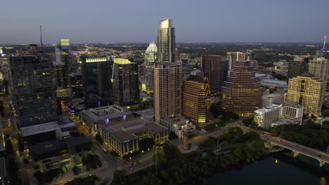 Vista-Aérea-Del-Centro-De-La-Ciudad-De-Austin-Con-Luces-Nocturnas,-En-Texas,-Ee