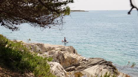 Vater-Und-Seine-Kinder-Genießen-Eine-Entspannte-Zeit-Auf-Einem-Paddle-Board