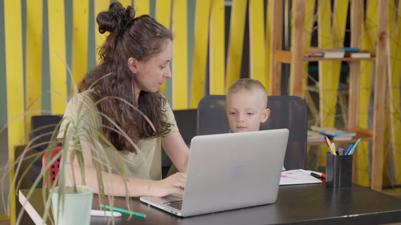 madre e hijo estudiando juntos en casa