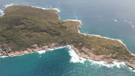 Vista-Aérea-Con-Vistas-A-La-Isla-Leñosa,-Día-Brillante-Y-Soleado,-En-El-Oeste-De-Australia---Seguimiento,-Disparo-De-Drones