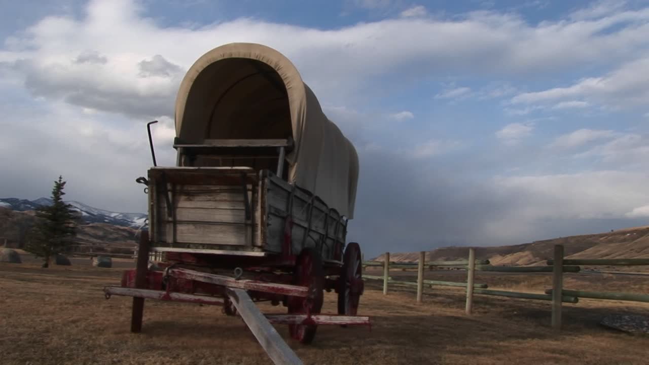 스플릿레일 울타리만이 유서 깊은 포장마차를 자동차로 이동하는 현대의 도로와 분리합니다.