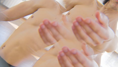 스튜디오 4에서 현대 무용을 수행하는 집중된 남자의 변화무쌍한 효과