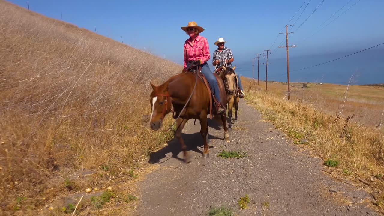 una pareja de jubilados disfruta de la jubilación montando caballos a caballo en un rancho en santa barbara california 1