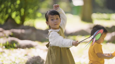 Kids-playing-at-the-park