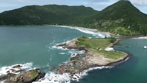 vista aérea de la playa de florianópolis armacao en la isla de santa catarina, brasil