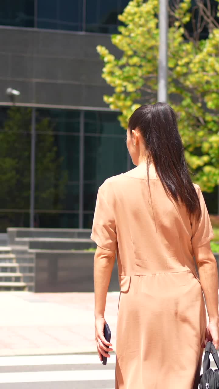 도시에서 고 있는 사업가