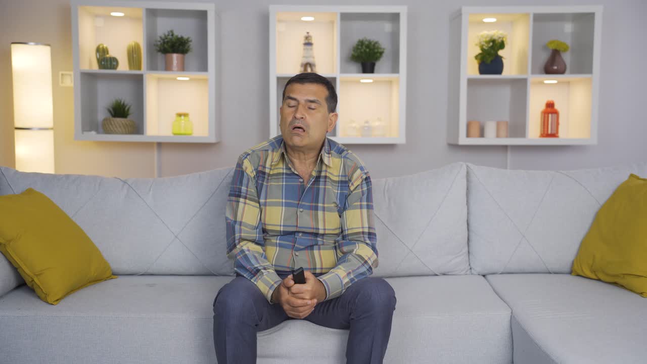 ⁇ 은이가 놀랍게도 텔레비전을 쳐다보고 있었습니다.