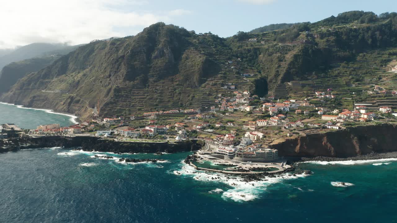 Bela área costeira com falésias íngremes na pequena vila de Porto Moniz, vista aérea