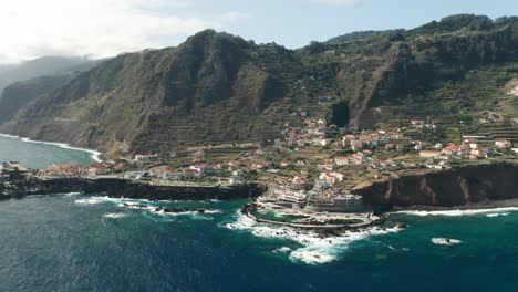 área costeira cênica com falésias íngremes na pequena vila de porto moniz, aérea